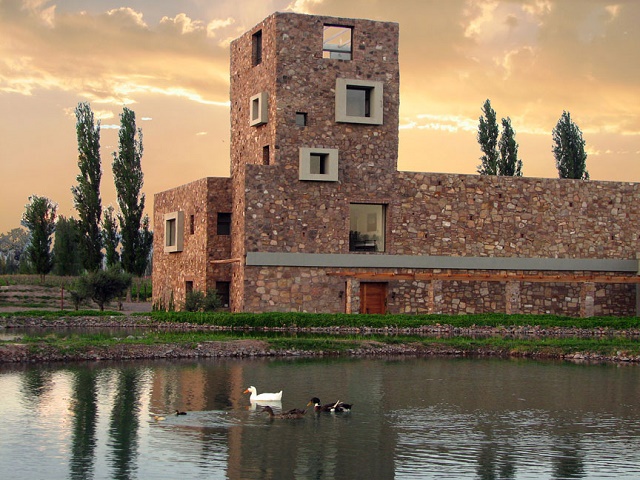 Renacer_bodega-y-laguna_WS_2011