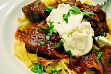 fettucine y filete con queso de cabra en salsa de tempranillo_ adriana angelet_ greatfood360_prwn_2015